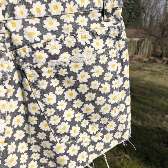 Zara Daisy Floral Denim High Rise Short - Picture 4 of 10